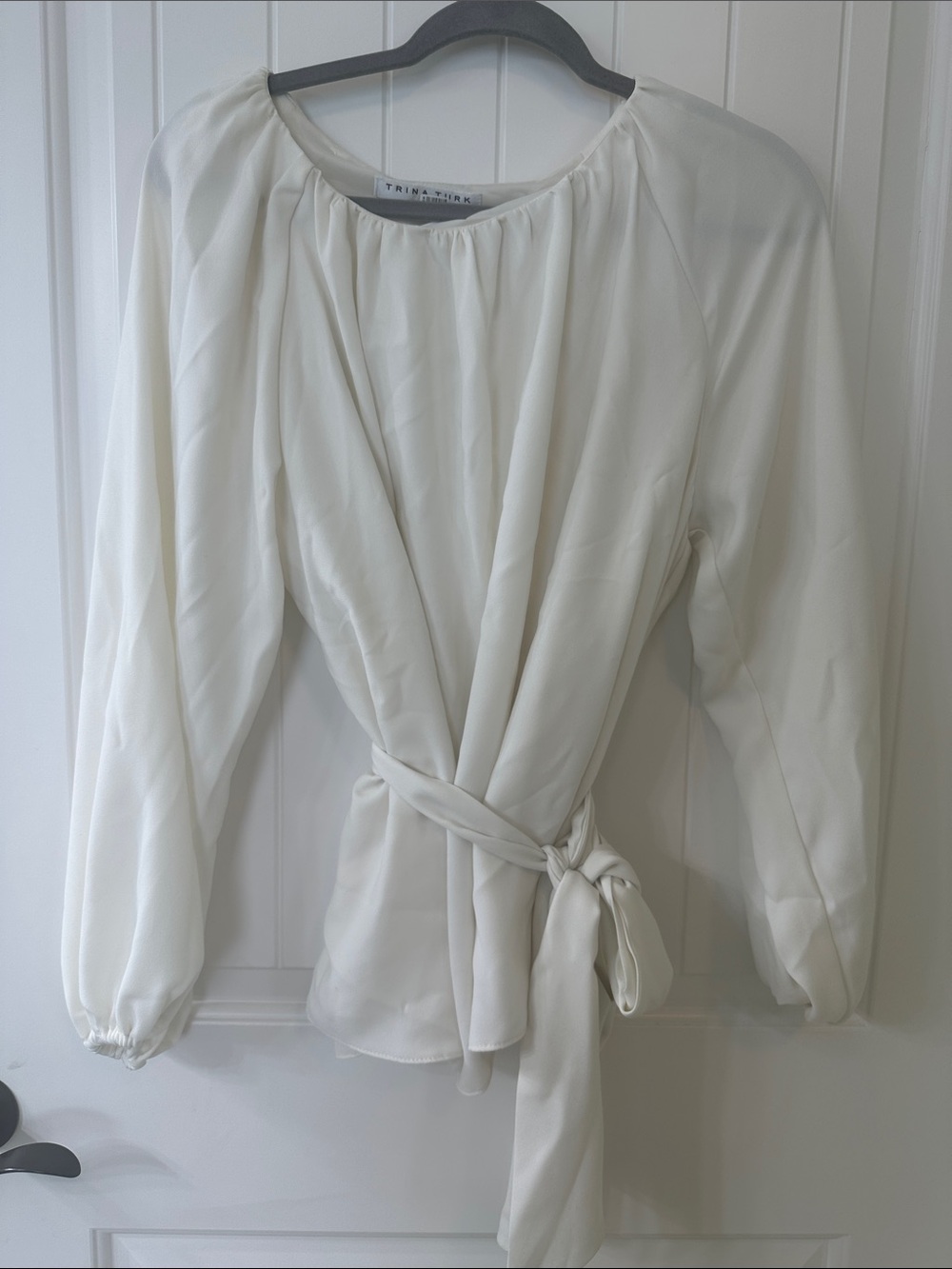 Trina Turk Sana Top Ivory
Long Sleeve Tie Waist Gathered
Neck Blouse Size-Small